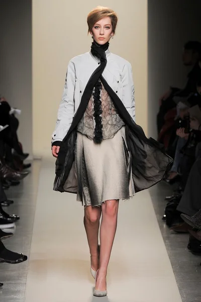 Look 16